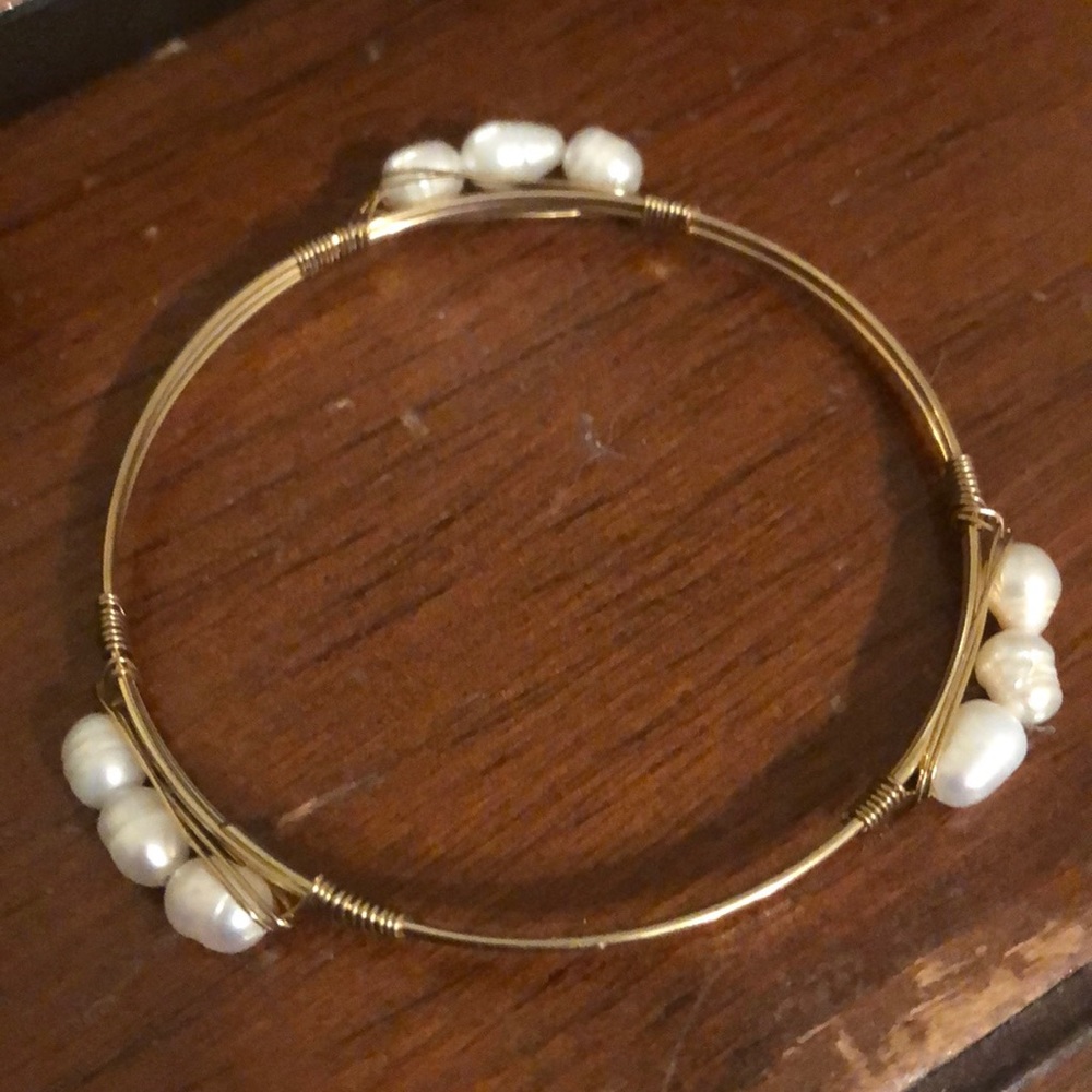 STOCKING STUFFER! Single bracelet w water pearls